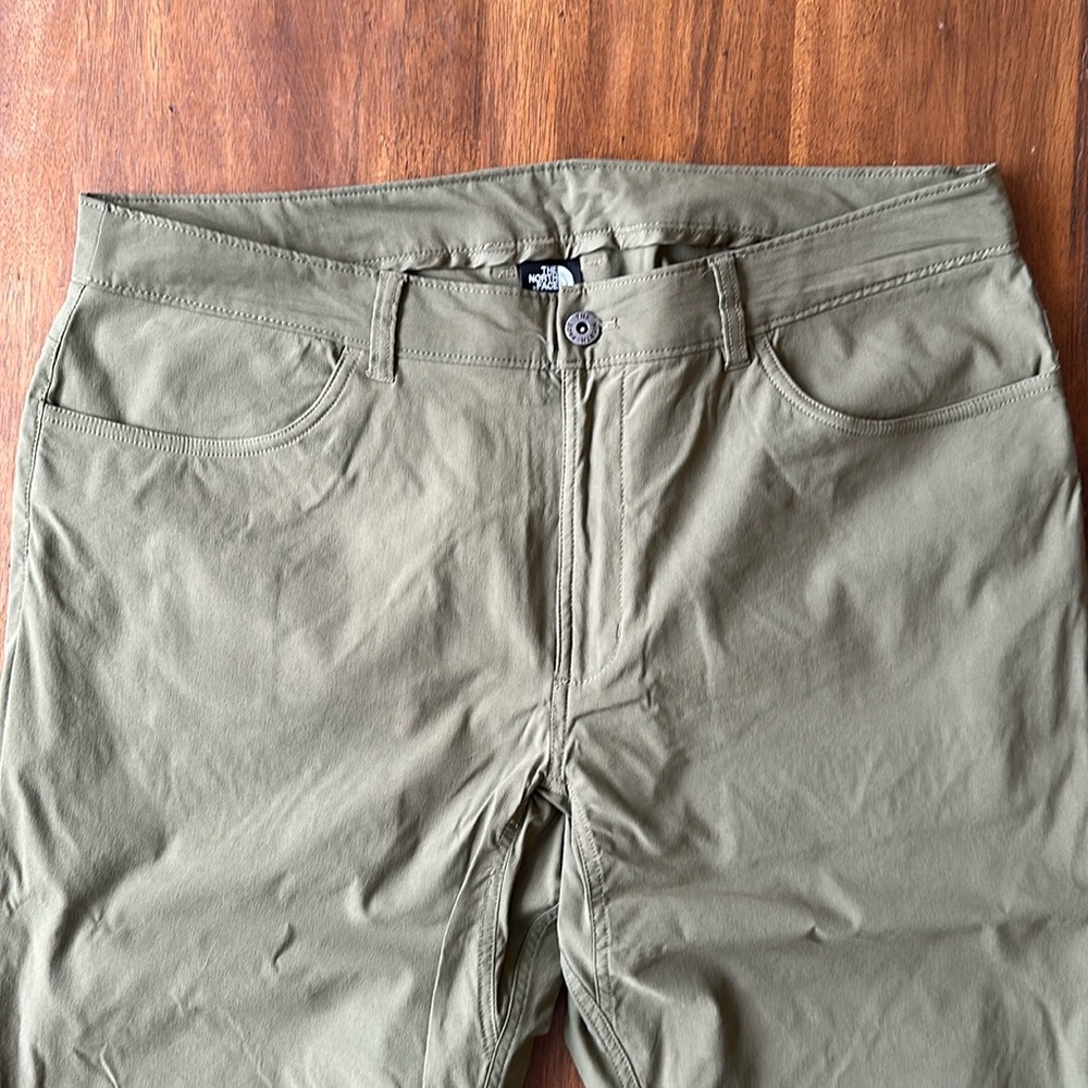 Men’s North Face khaki/chino pants.